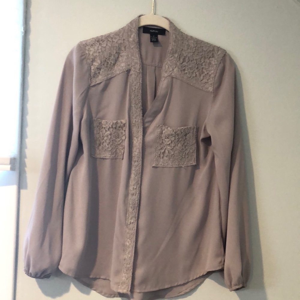 Blouse with lace detail